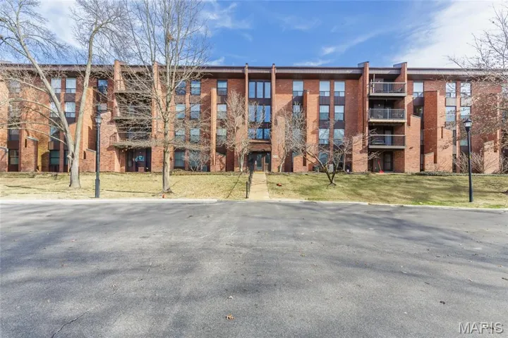 View of apartment building / complex