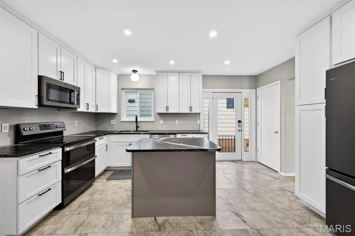 You HAVE to see this 2 bed, 2 full bath home! Welcome to the kitchen of your dreams!