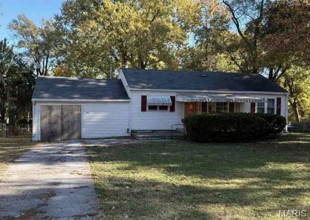 Single story home with a front yard and driveway