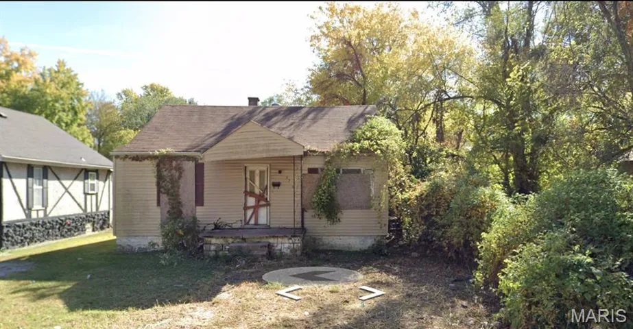 View of front of house with a front yard