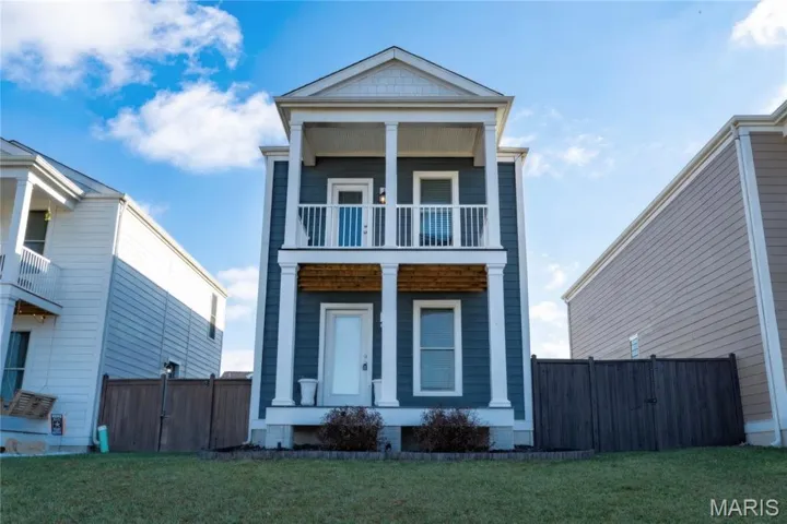 View of front facade with a porch
