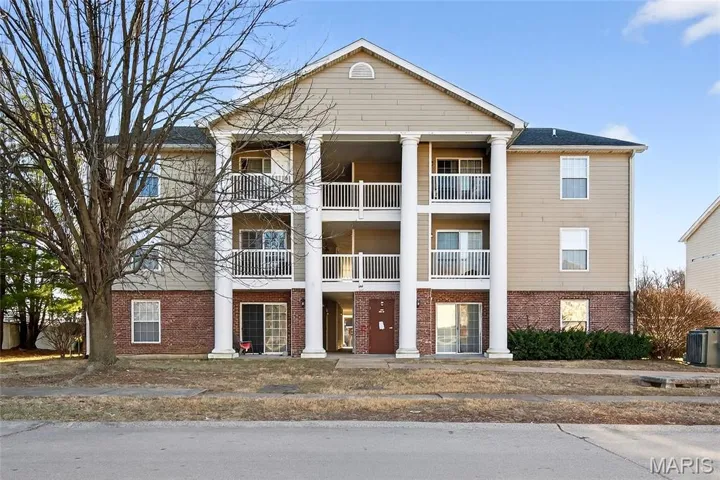 View of apartment building / complex