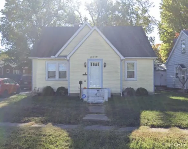 View of front of home featuring a front lawn