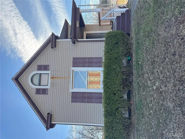 View of front of property featuring a front lawn and covered porch