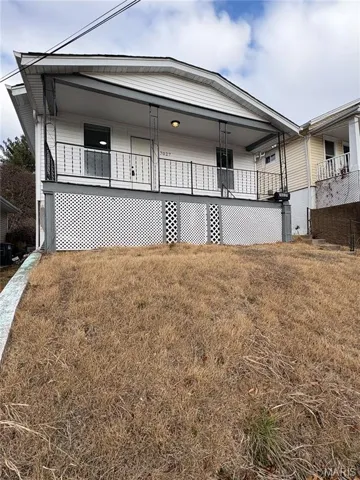 View of front of property featuring a front lawn