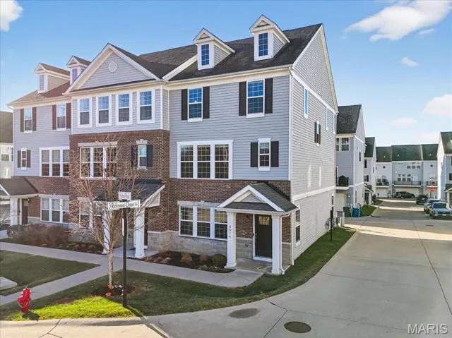 Welcome to this beautiful end-unit townhouse!