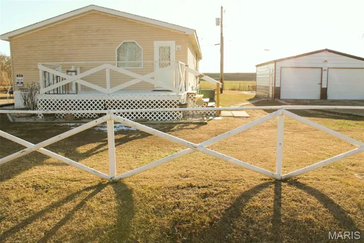 Combo deal, garage to the right is on the other lot.