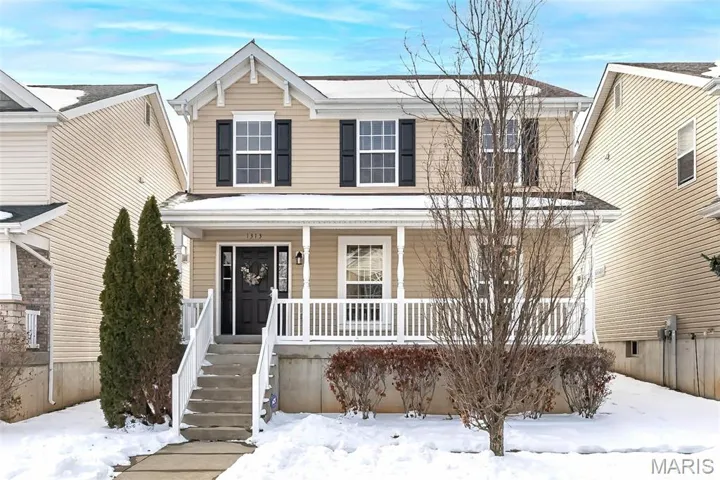 Welcome home to 1313 Commons Circle.Covered front porch, and architectural roof