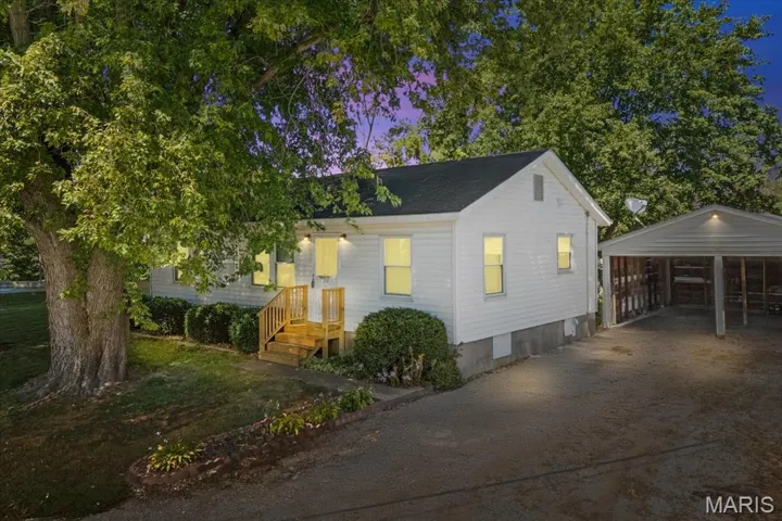 Welcome to  4764 Chaflin Bridge Road, Fults, IL  62244