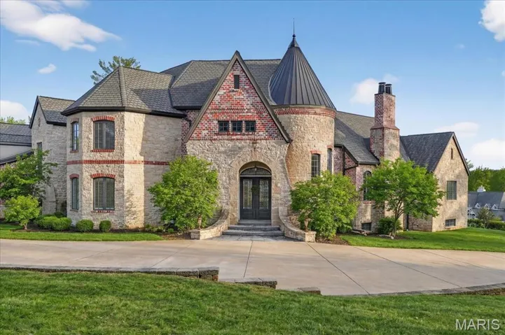 Stunning Ladue home designed by Schaub and Srote.