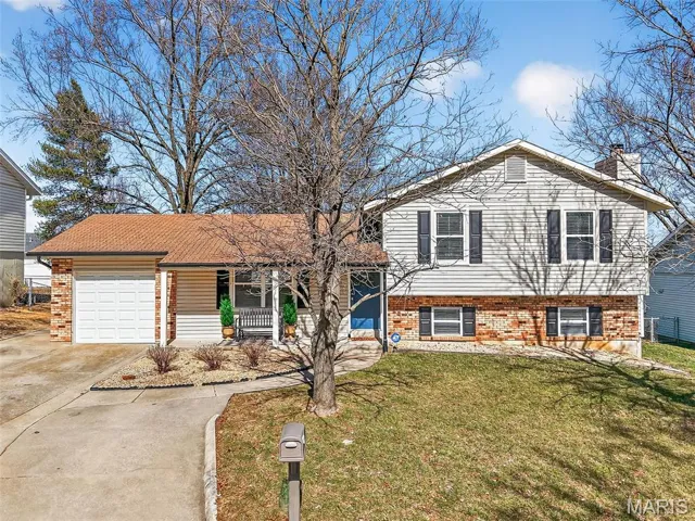 Welcome Home to 26 Vanguard Drive, Saint Peters, MO 63376 in sought after Crescent Hills subdivision!