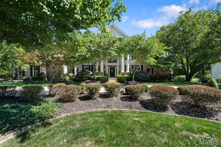 Executive living in this greatly sized home for all ages on a beautiful Court / Cul de sac