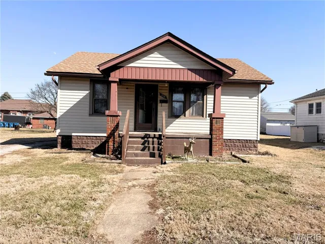 Cute Bungalow just waiting for someone to give it some love.