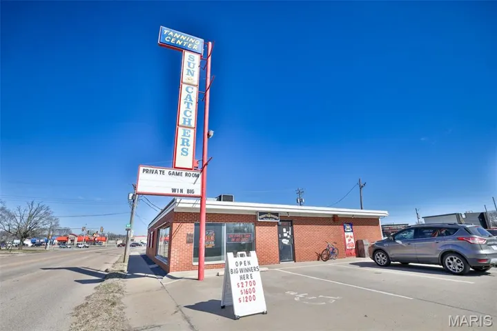 Welcome to 1103 E Acton conveniently located close to the intersection of Hwy 111 and E Edwardsville Rd