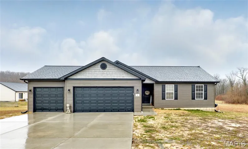 Welcome to #6 Crow Court and almost new home ready for new owners. Floor plan is uploaded into supplements.