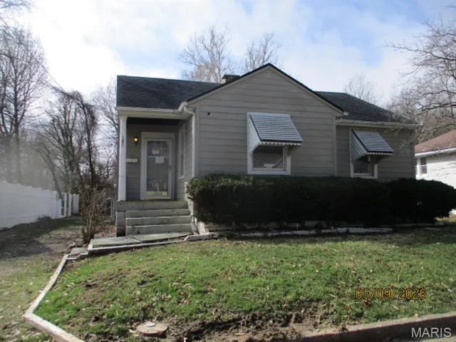 Bungalow with roof with shingles