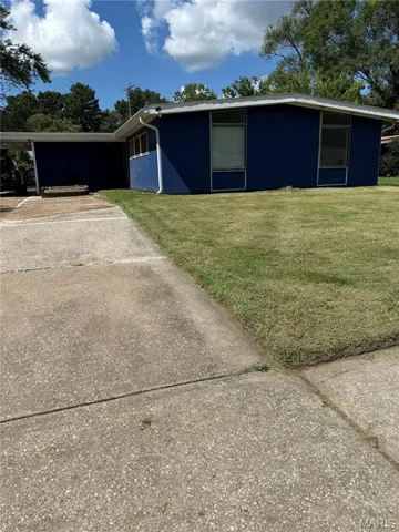 View of front of home featuring a front lawn and driveway