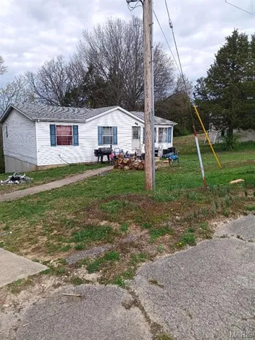 Manufactured / mobile home featuring a front yard
