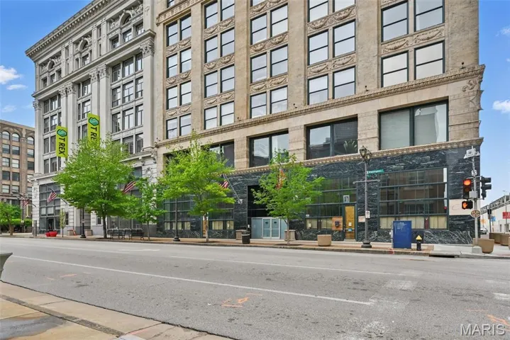 Gorgeous historic Bankers Loft building on Washington Ave surrounded by the best shopping, dining, and entertainment venues in STL!