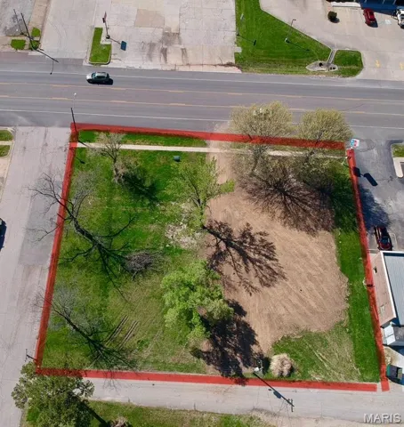 Lot & approximate property lines.