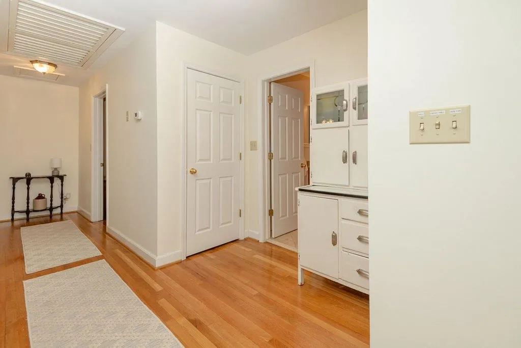 Nice wide hallway Nice wide hallway