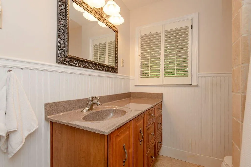 Full hall bath with tub/shower combo Full hall bath with tub/shower combo