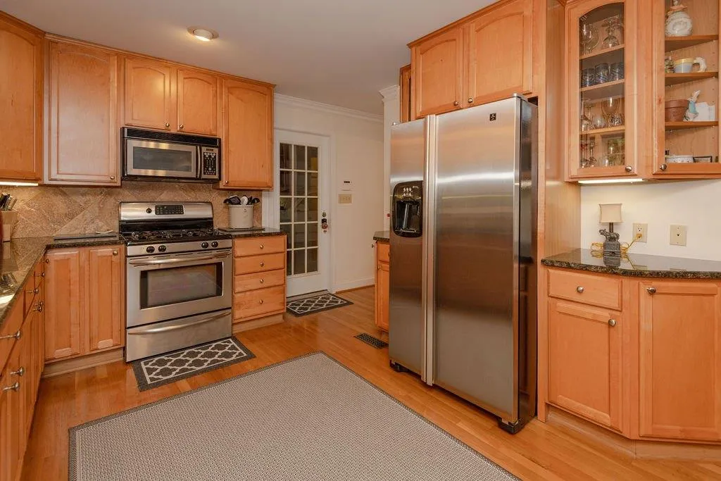 Stainless steel appliances and hardwood floor! Stainless steel appliances and hardwood floor!