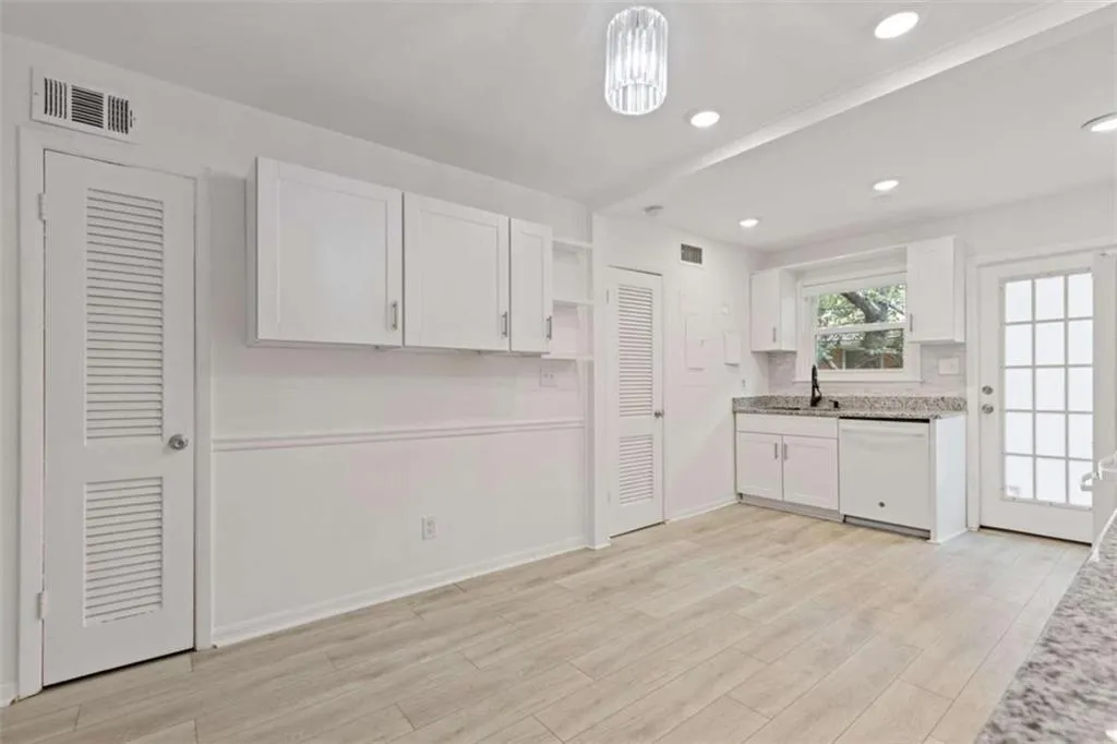 3510 Roswell Road Apt C2, Atlanta, Georgia 30305, 2 Bedrooms Bedrooms, ,2 BathroomsBathrooms,Residential,For Sale,3510 Roswell Road Apt C2,7655640
