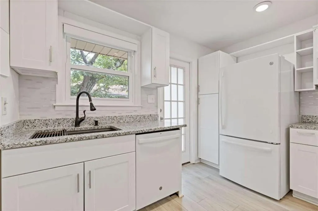 3510 Roswell Road Apt C2, Atlanta, Georgia 30305, 2 Bedrooms Bedrooms, ,2 BathroomsBathrooms,Residential,For Sale,3510 Roswell Road Apt C2,7655640