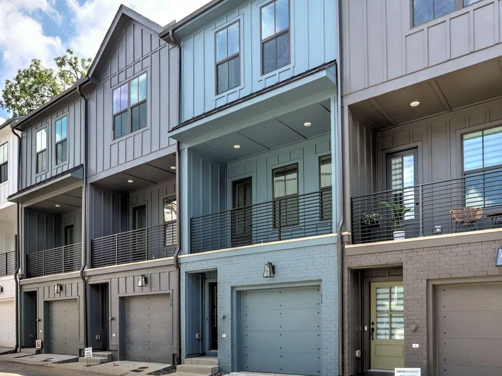 176 Chestnut Circle Unit 54, Atlanta, Georgia 30342, 2 Bedrooms Bedrooms, ,2 BathroomsBathrooms,Residential,For Sale,176 Chestnut Circle Unit 54,7652564