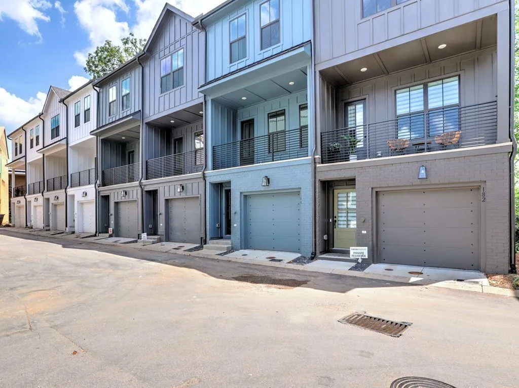 176 Chestnut Circle Unit 54, Atlanta, Georgia 30342, 2 Bedrooms Bedrooms, ,2 BathroomsBathrooms,Residential,For Sale,176 Chestnut Circle Unit 54,7652564
