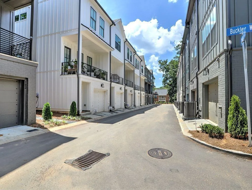 176 Chestnut Circle Unit 54, Atlanta, Georgia 30342, 2 Bedrooms Bedrooms, ,2 BathroomsBathrooms,Residential,For Sale,176 Chestnut Circle Unit 54,7652564