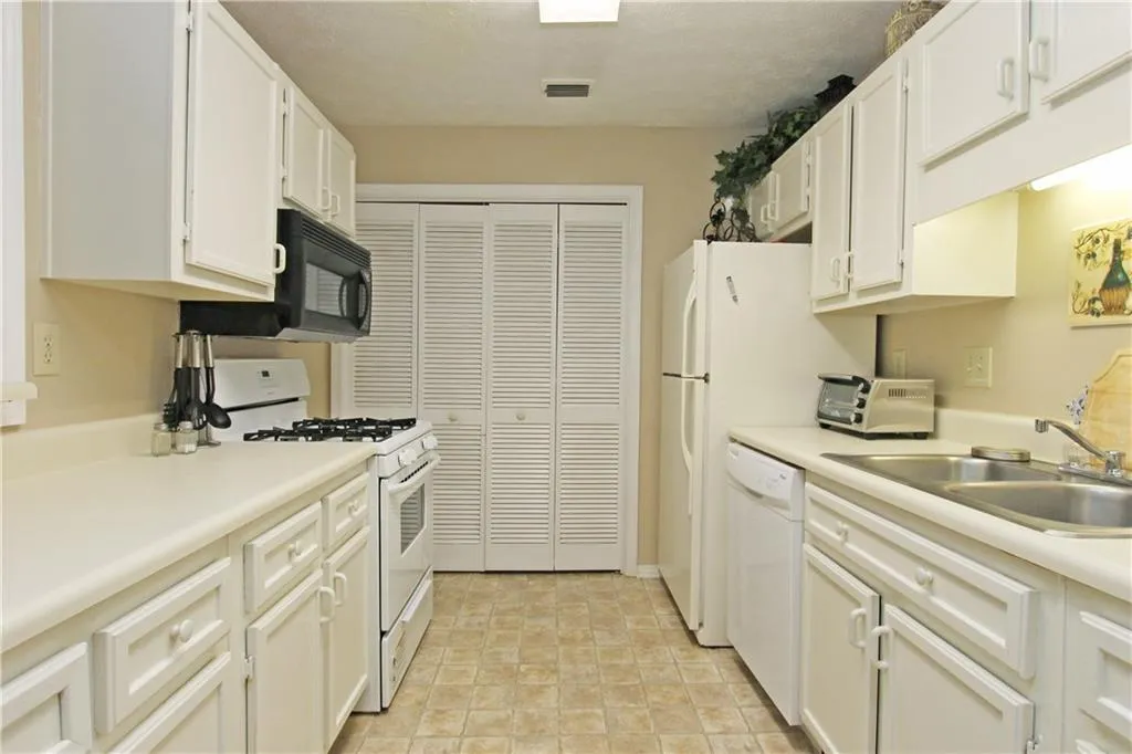 1608 Gettysburg Place Unit 1608, Sandy Springs, Georgia 30350, 2 Bedrooms Bedrooms, ,2 BathroomsBathrooms,Residential,Sold,1608 Gettysburg Place Unit 1608,5871706