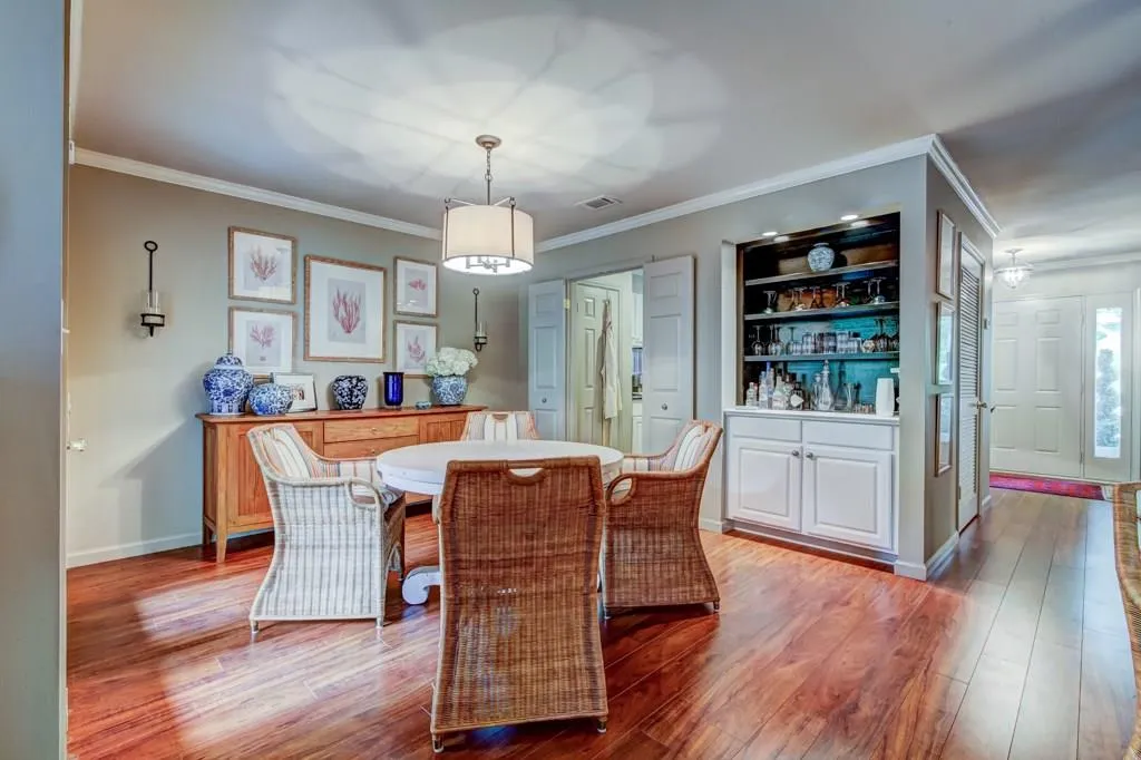 6810 Glenridge Drive Unit F, Atlanta, Georgia 30328, 2 Bedrooms Bedrooms, ,2 BathroomsBathrooms,Residential,Sold,6810 Glenridge Drive Unit F,6027464