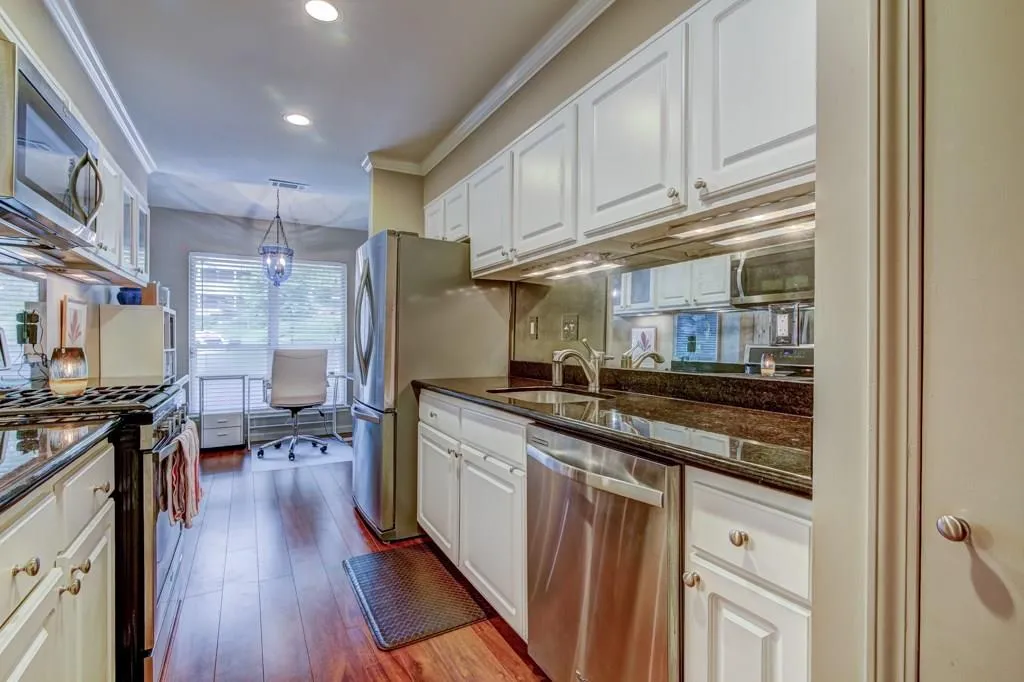 6810 Glenridge Drive Unit F, Atlanta, Georgia 30328, 2 Bedrooms Bedrooms, ,2 BathroomsBathrooms,Residential,Sold,6810 Glenridge Drive Unit F,6027464