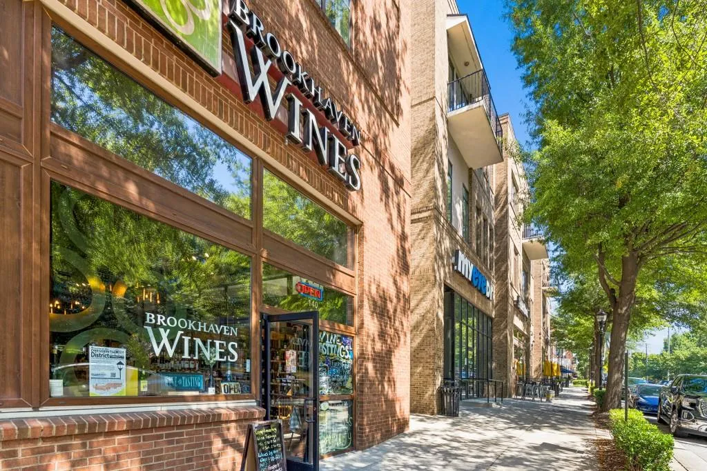 Walkable access to dining and shopping is one of the highlights of this Brookhaven location.