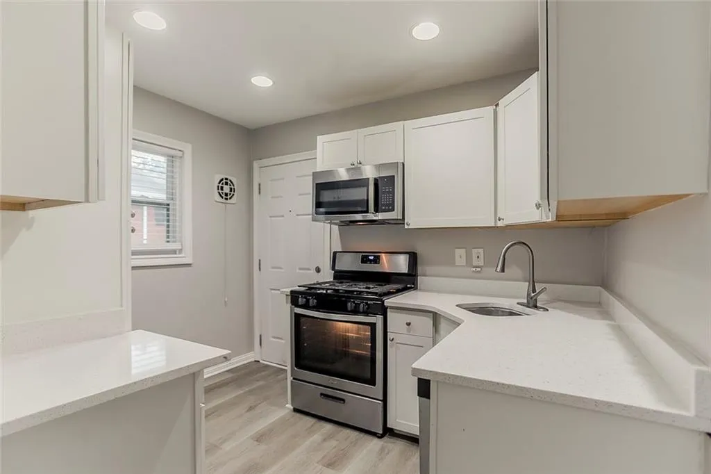 3660 Peachtree Road Ne Unit 2f, Atlanta, Georgia 30319, 2 Bedrooms Bedrooms, ,2 BathroomsBathrooms,Residential,For Sale,3660 Peachtree Road Ne Unit 2f,7615884