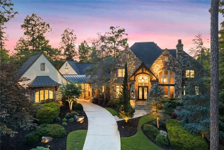 TUCKED AT THE END OF A CUL-DE-SAC STREET | MOTOR COURT | 4 CAR AUTO BAY | SWEEPING 7TH FAIRWAY & LAKE VIEWS