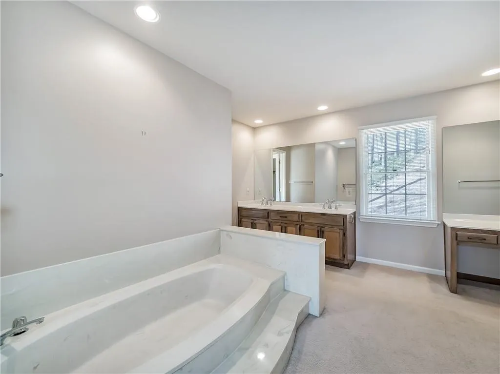 95 Cliffside Crossing, Sandy Springs, Georgia 30350, 5 Bedrooms Bedrooms, ,4 BathroomsBathrooms,Residential,Sold,95 Cliffside Crossing,6698773