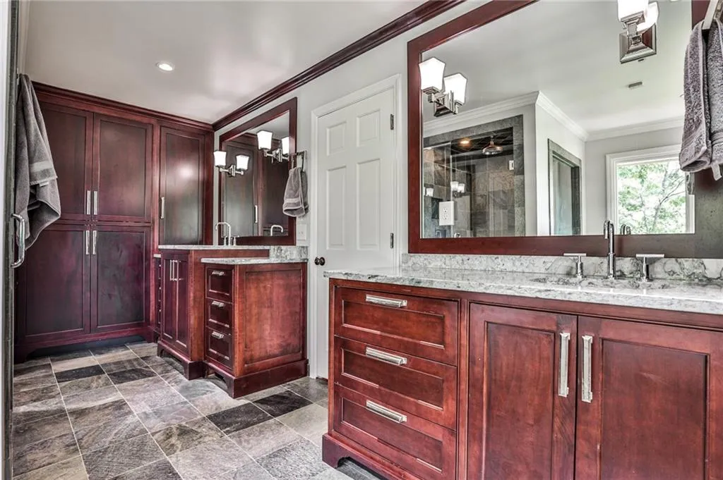 9615 Huntcliff Trace, Sandy Springs, Georgia 30350, 6 Bedrooms Bedrooms, ,5 BathroomsBathrooms,Residential,Sold,9615 Huntcliff Trace,7085946