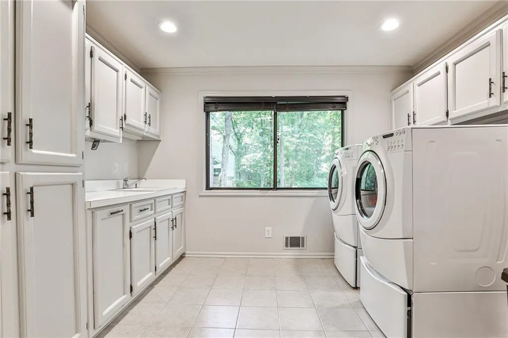 9615 Huntcliff Trace, Sandy Springs, Georgia 30350, 6 Bedrooms Bedrooms, ,5 BathroomsBathrooms,Residential,Sold,9615 Huntcliff Trace,7085946