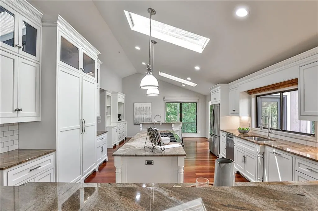 9615 Huntcliff Trace, Sandy Springs, Georgia 30350, 6 Bedrooms Bedrooms, ,5 BathroomsBathrooms,Residential,Sold,9615 Huntcliff Trace,7085946