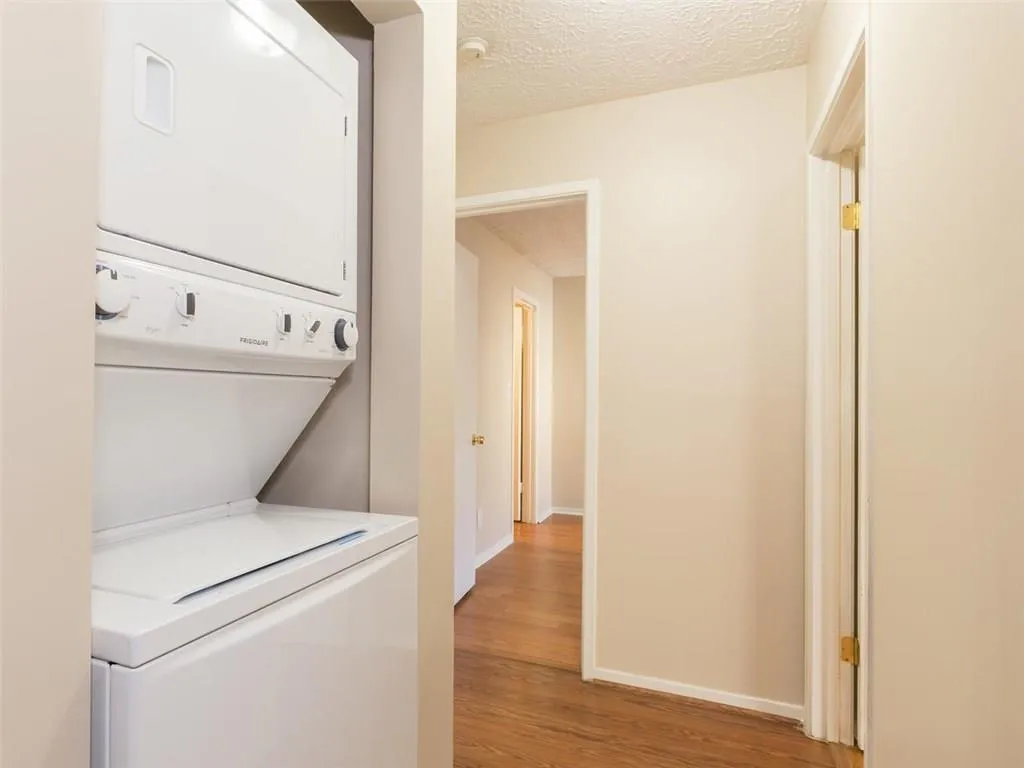 6804 Glenridge Drive Unit D, Atlanta, Georgia 30328, 2 Bedrooms Bedrooms, ,1 BathroomBathrooms,Residential,Sold,6804 Glenridge Drive Unit D,5963198