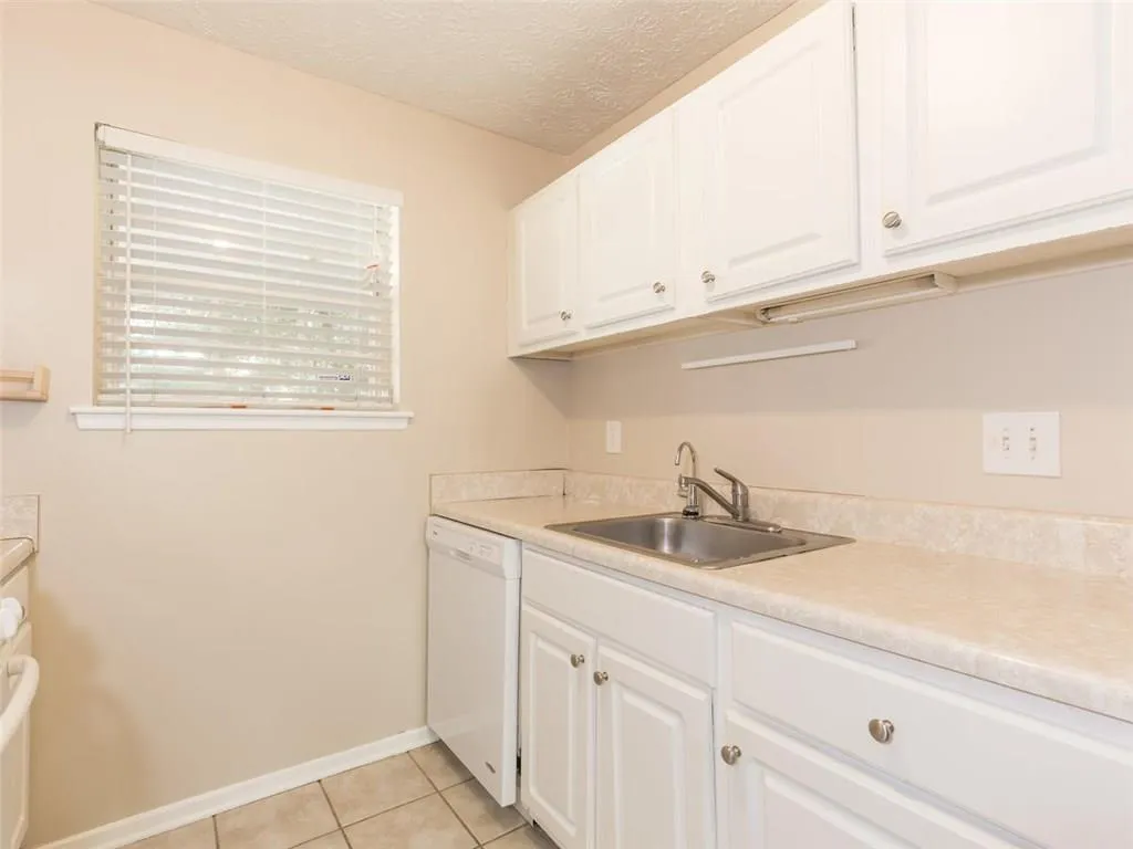 6804 Glenridge Drive Unit D, Atlanta, Georgia 30328, 2 Bedrooms Bedrooms, ,1 BathroomBathrooms,Residential,Sold,6804 Glenridge Drive Unit D,5963198