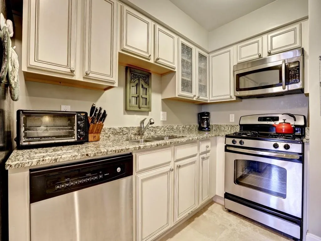 6980 Roswell Road Unit C5, Atlanta, Georgia 30328, 2 Bedrooms Bedrooms, ,2 BathroomsBathrooms,Residential,Sold,6980 Roswell Road Unit C5,5707660