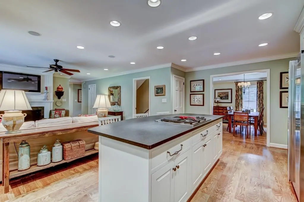 6580 Williamson Drive, Sandy Springs, Georgia 30328, 3 Bedrooms Bedrooms, ,3 BathroomsBathrooms,Residential,Sold,6580 Williamson Drive,6038080