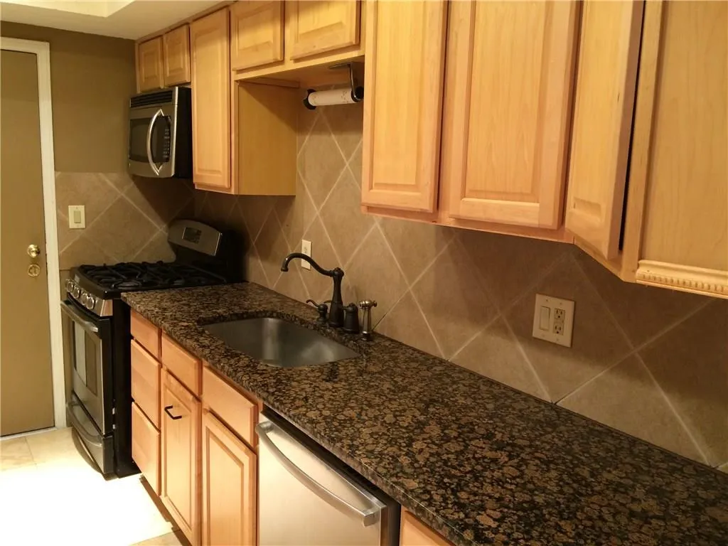 6851 Roswell Road Unit K9, Sandy Springs, Georgia 30328, 3 Bedrooms Bedrooms, ,2 BathroomsBathrooms,Residential,Sold,6851 Roswell Road Unit K9,5637119