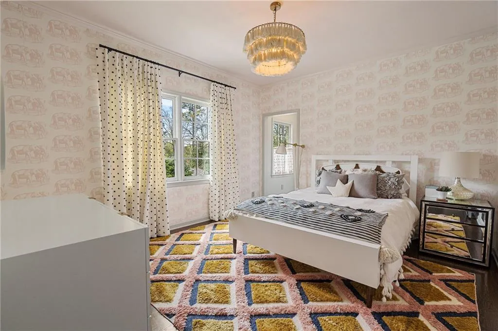 Secondary bedroom on main.