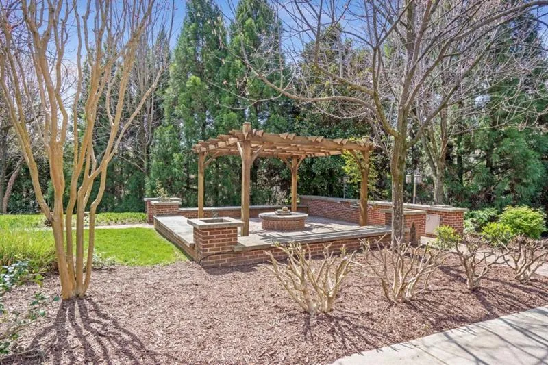 230 Le Gran Bend Ne, Sandy Springs, Georgia 30328, 2 Bedrooms Bedrooms, ,2 BathroomsBathrooms,Residential,Sold,230 Le Gran Bend Ne,6870519