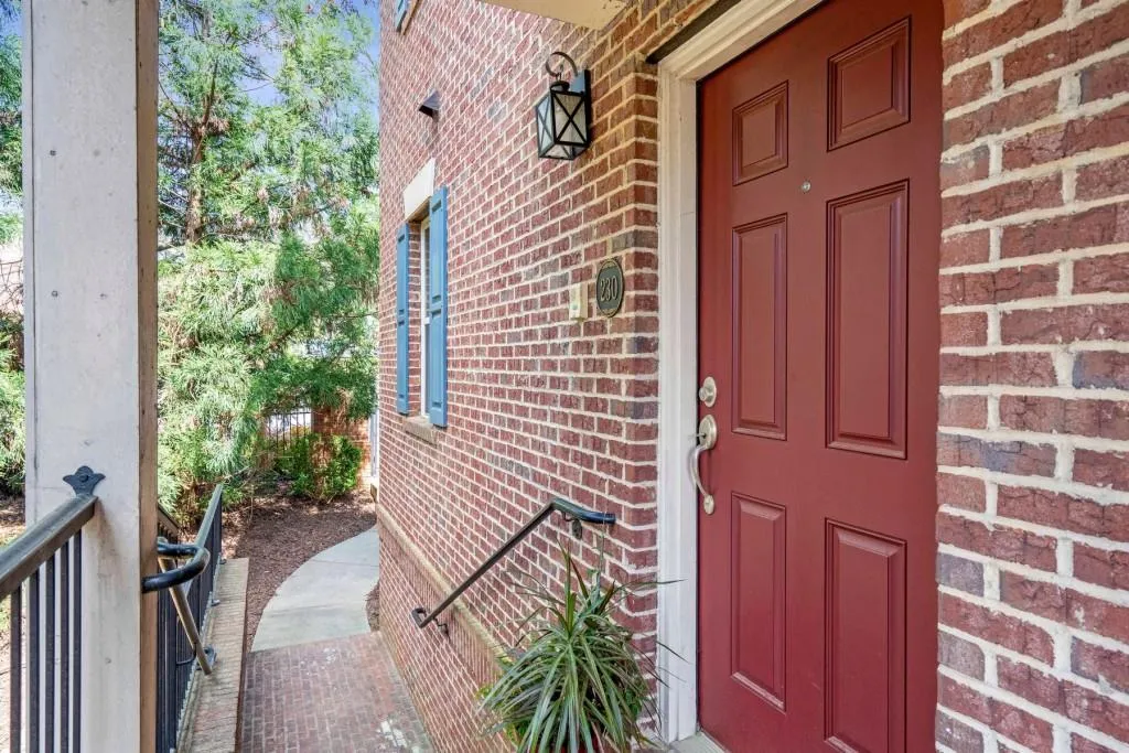 230 Le Gran Bend Ne, Sandy Springs, Georgia 30328, 2 Bedrooms Bedrooms, ,2 BathroomsBathrooms,Residential,Sold,230 Le Gran Bend Ne,6870519